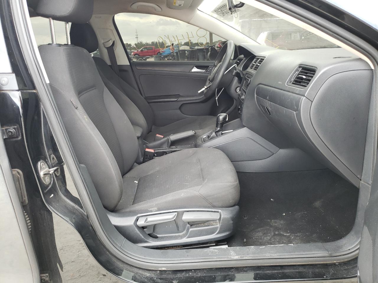Photo 5 from auction – 2015 VOLKSWAGEN JETTA BASE with VIN 3VW2K7AJXFM353366