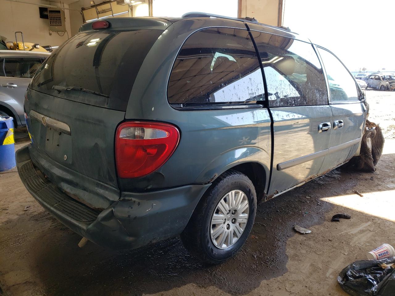Photo 4 from auction – 2006 CHRYSLER TOWN & COU with VIN 1A4GP45R06B757948
