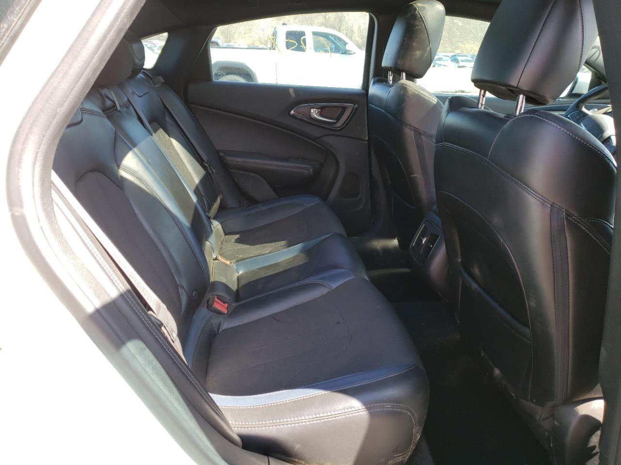 Photo 6 from auction – 2015 CHRYSLER 200 S with VIN 1C3CCCDG3FN553402