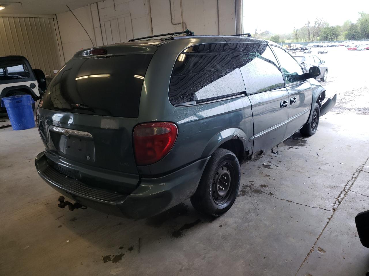 Photo 5 from auction – 2002 CHRYSLER TOWN & COU with VIN 2C8GP44352R783832