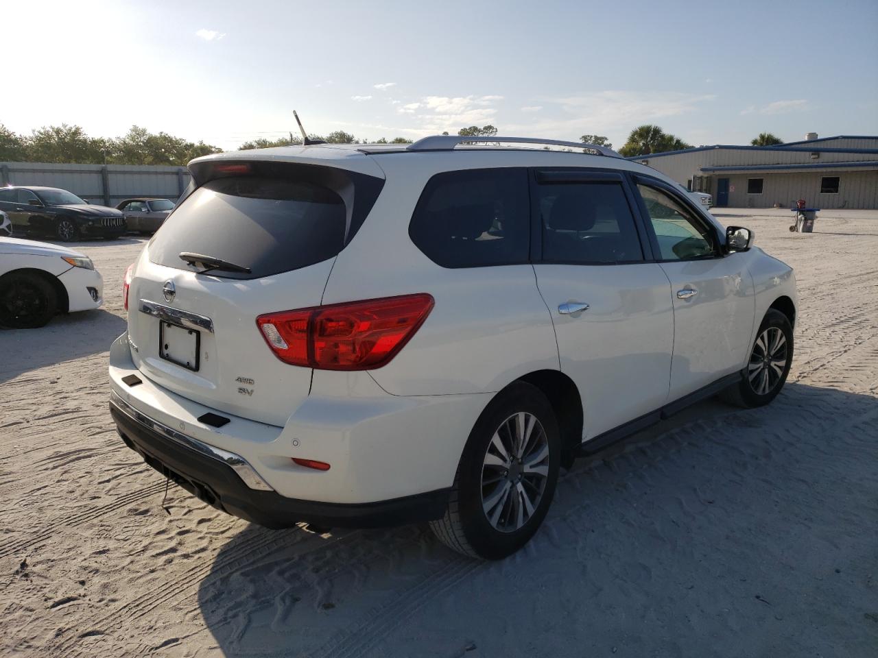 Photo 4 from auction – 2017 NISSAN PATHFINDER with VIN 5N1DR2MM7HC616462