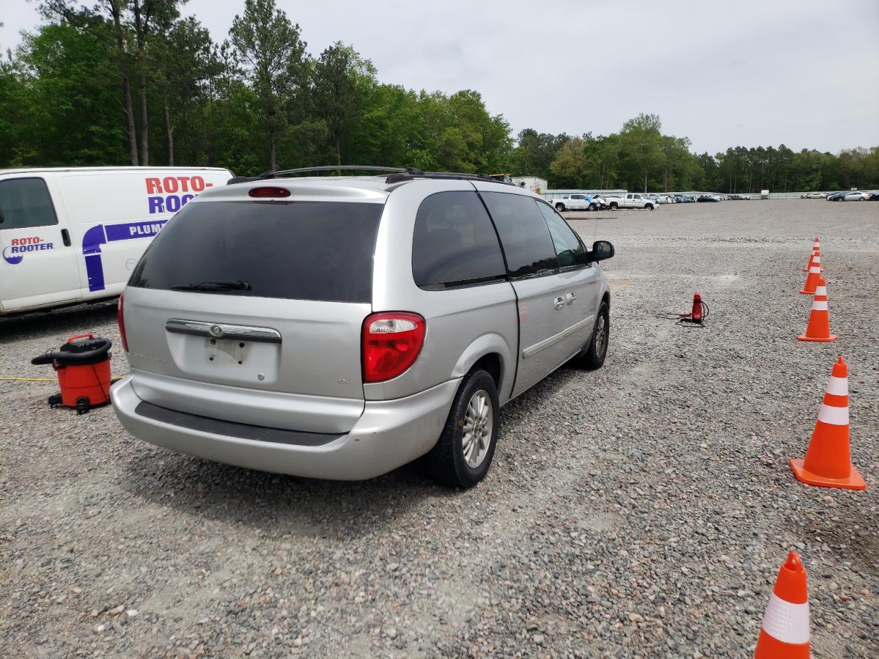 Photo 4 from auction – 2004 CHRYSLER TOWN & COU with VIN 2C8GP74L24R554903