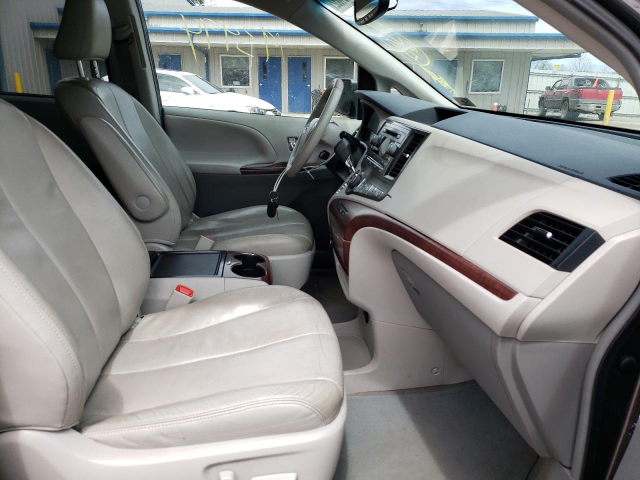 Photo 5 from auction – 2012 TOYOTA SIENNA with VIN 5TDYK3DC3CS266326