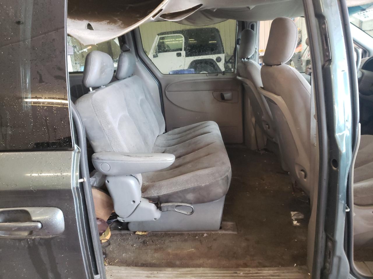 Photo 6 from auction – 2002 CHRYSLER TOWN & COU with VIN 2C8GP44352R783832