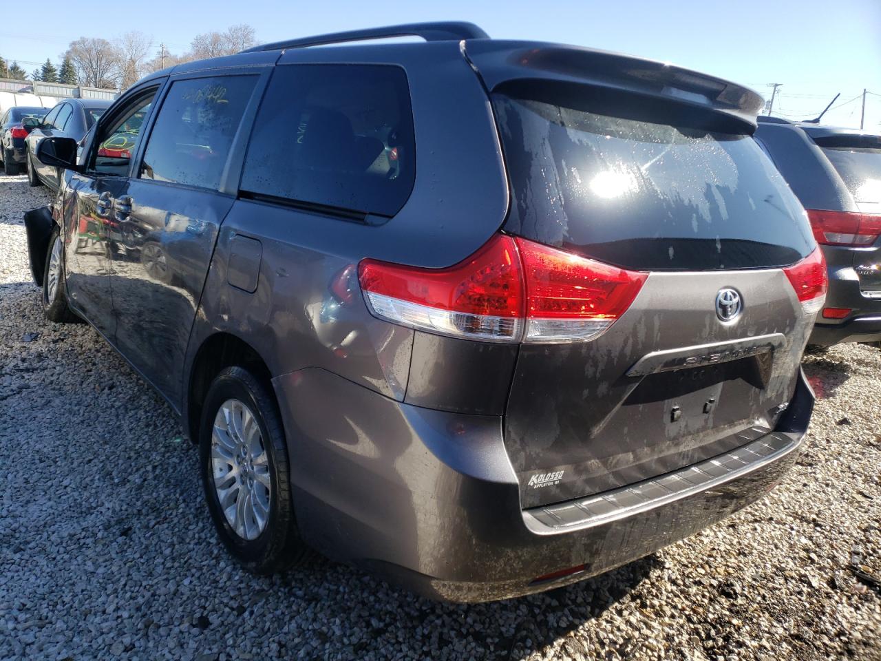 Photo 3 from auction – 2014 TOYOTA SIENNA XLE with VIN 5TDYK3DC4ES424210