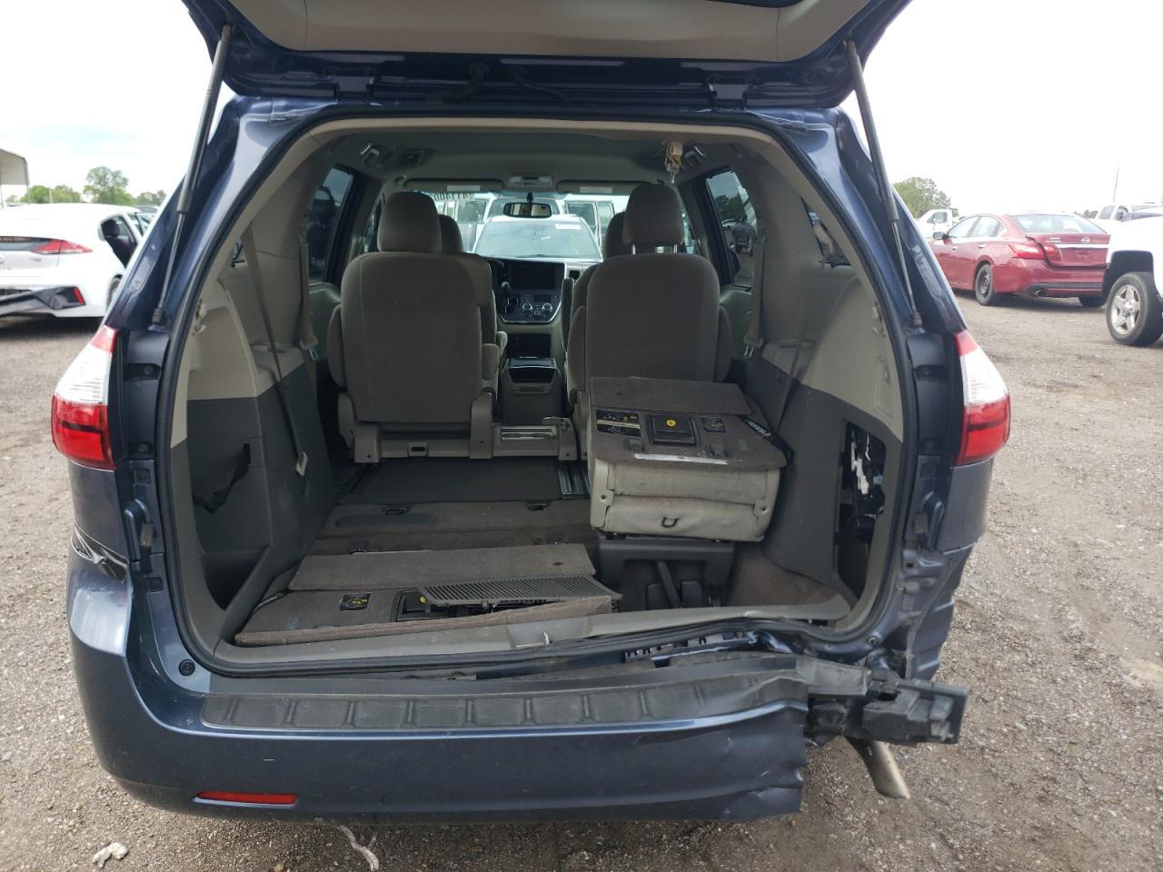 Photo 9 from auction – 2015 TOYOTA SIENNA LE with VIN 5TDKK3DC4FS593229