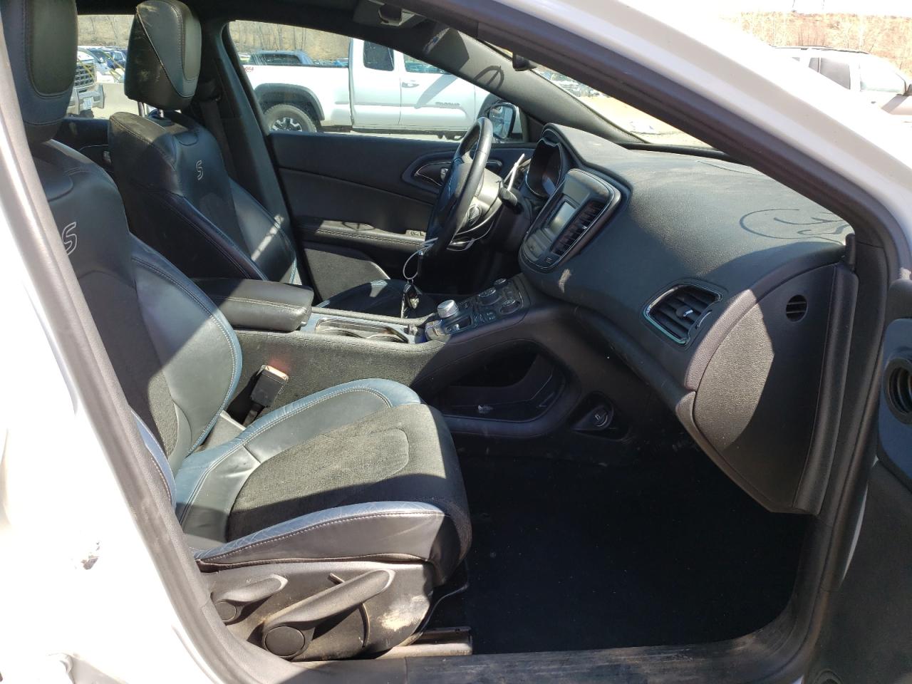 Photo 5 from auction – 2015 CHRYSLER 200 S with VIN 1C3CCCDG3FN553402