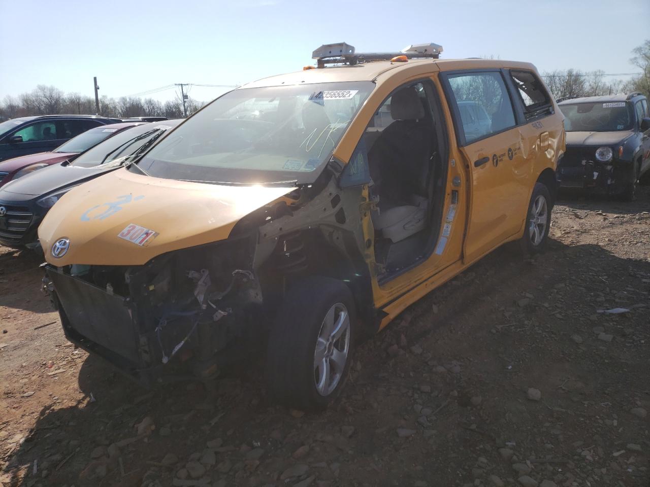 Photo 2 from auction – 2017 TOYOTA SIENNA with VIN 5TDZZ3DC4HS856722