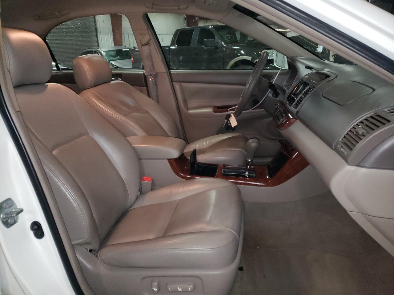 Photo 5 from auction – 2005 TOYOTA CAMRY LE with VIN 4T1BE32K45U536701