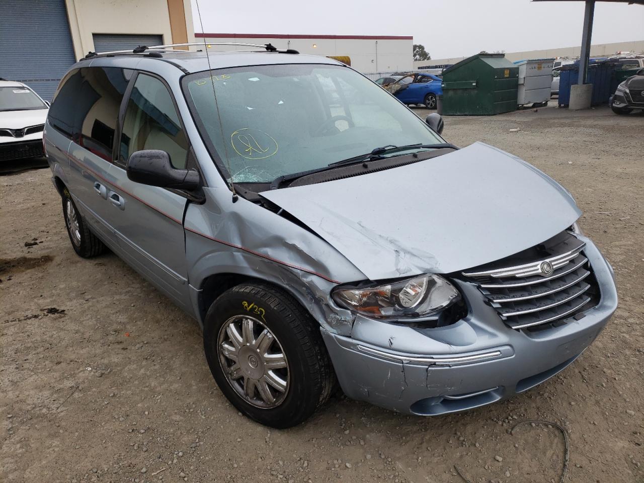 CHRYSLER TOWN & COU 2005 with VIN 2C8GP64L85R226607 - Photo from auction