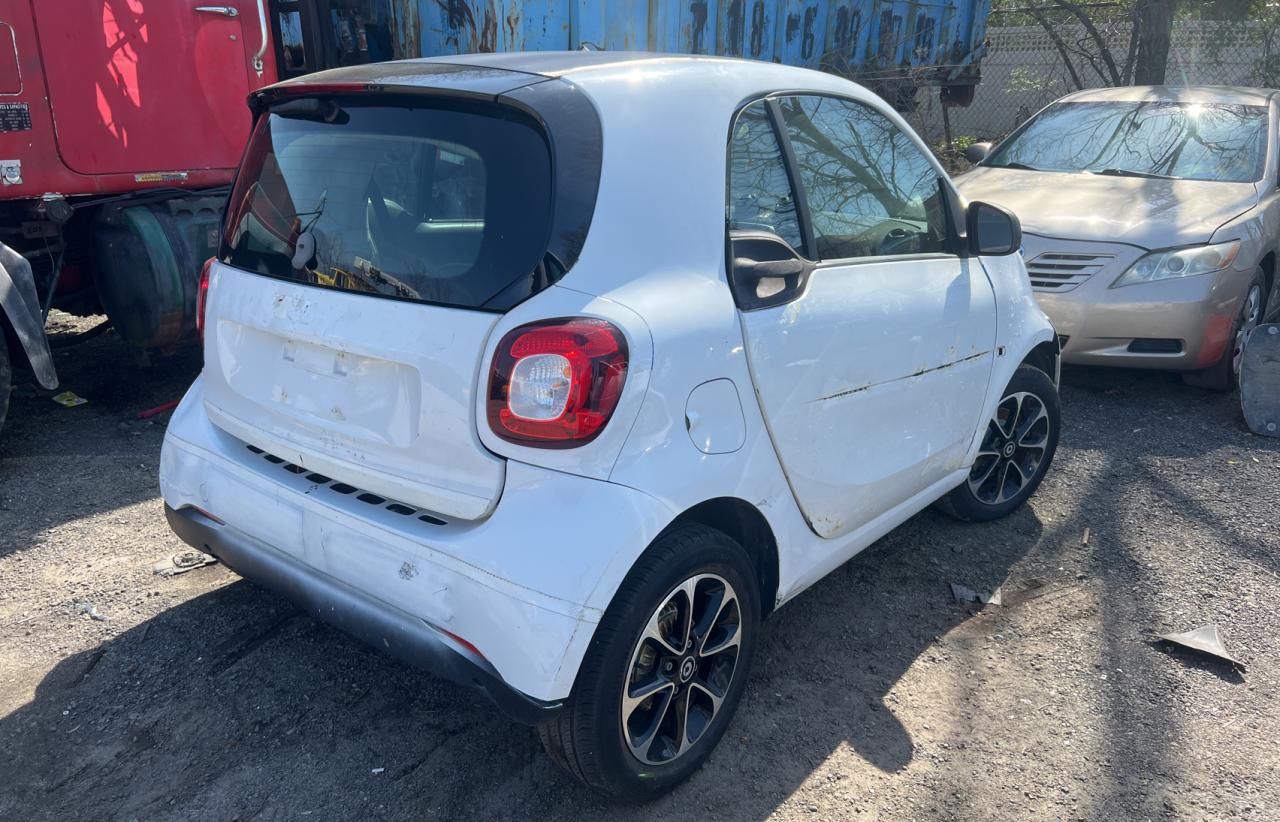 Photo 4 from auction – 2016 SMART FORTWO with VIN WMEFJ5DA2GK051037