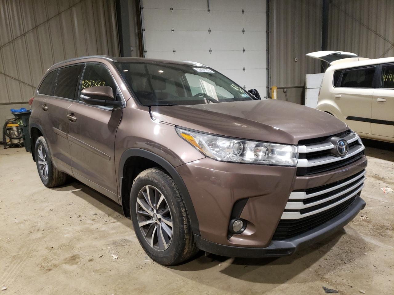 TOYOTA HIGHLANDER 2017 z numerem VIN 5TDJZRFH8HS446031 - Zdjęcie z aukcji