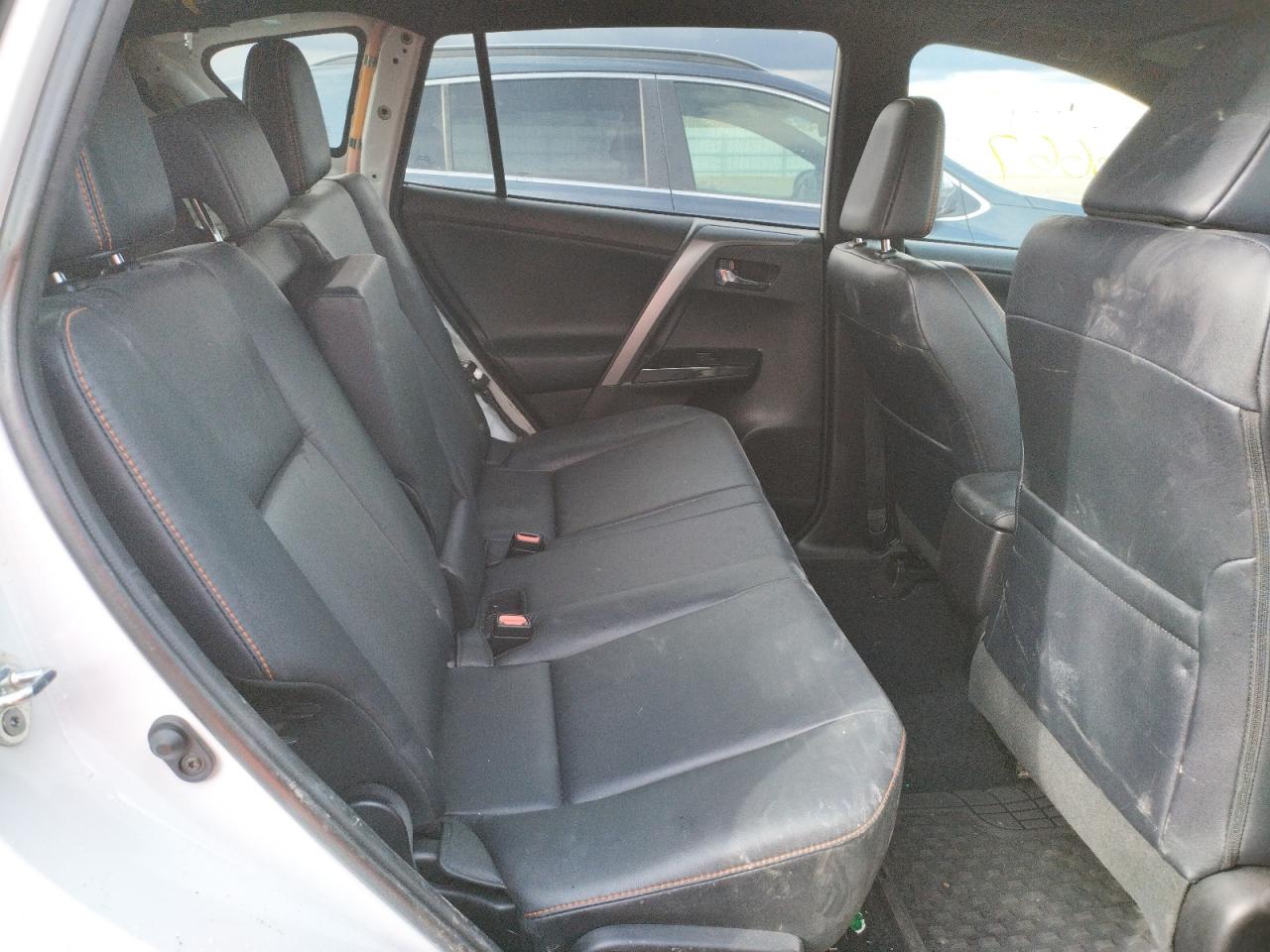 Photo 6 from auction – 2016 TOYOTA RAV4 SE with VIN 2T3JFREV3GW477653