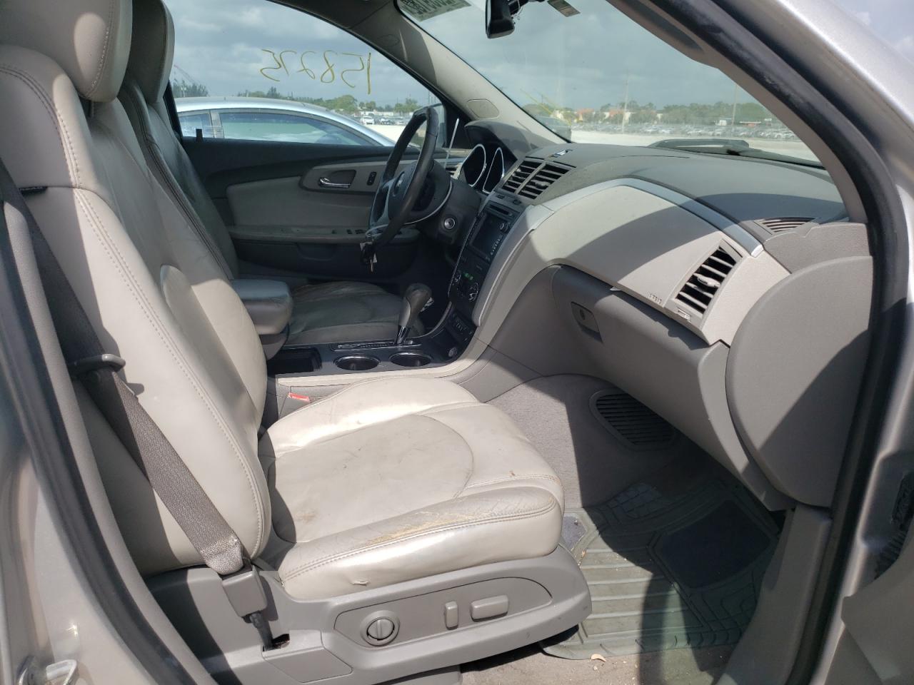 Photo 5 from auction – 2010 CHEVROLET TRAVERSE L with VIN 1GNLRGED0AS103844