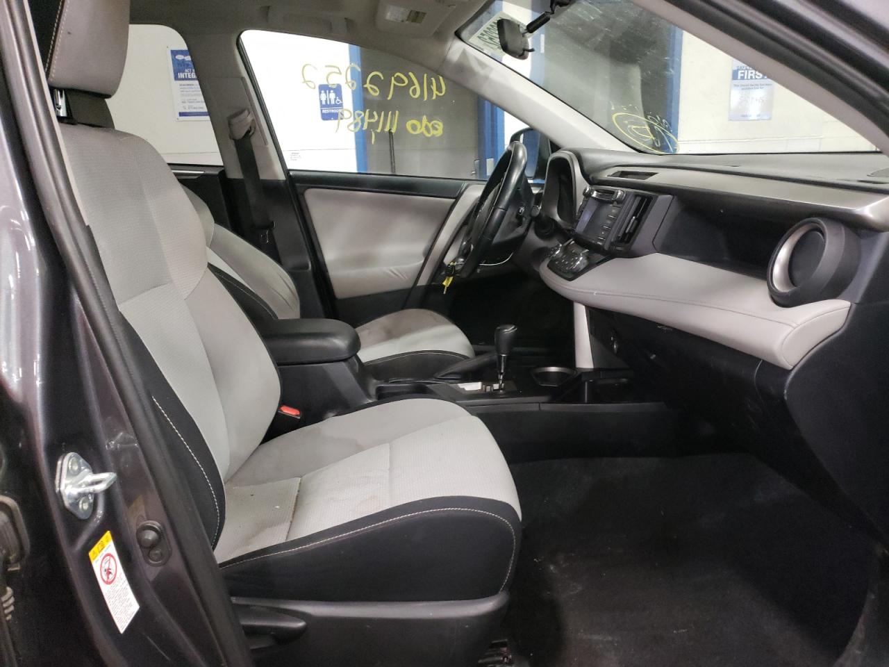 Photo 5 from auction – 2016 TOYOTA RAV4 XLE with VIN 2T3RFREV7GW425865