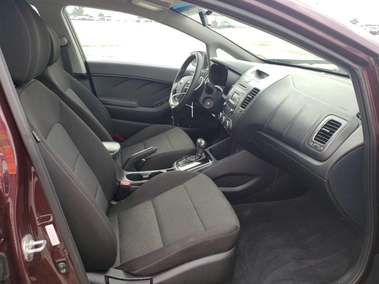 Photo 5 from auction – 2017 KIA FORTE LX with VIN 3KPFK4A73HE160352