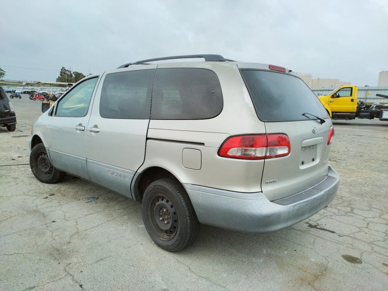 Photo 3 from auction – 2001 TOYOTA SIENNA LE with VIN 4T3ZF13C71U386396
