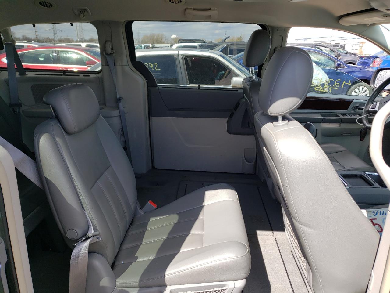 Photo 6 from auction – 2010 CHRYSLER TOWN & COU with VIN 2A4RR5D17AR127746