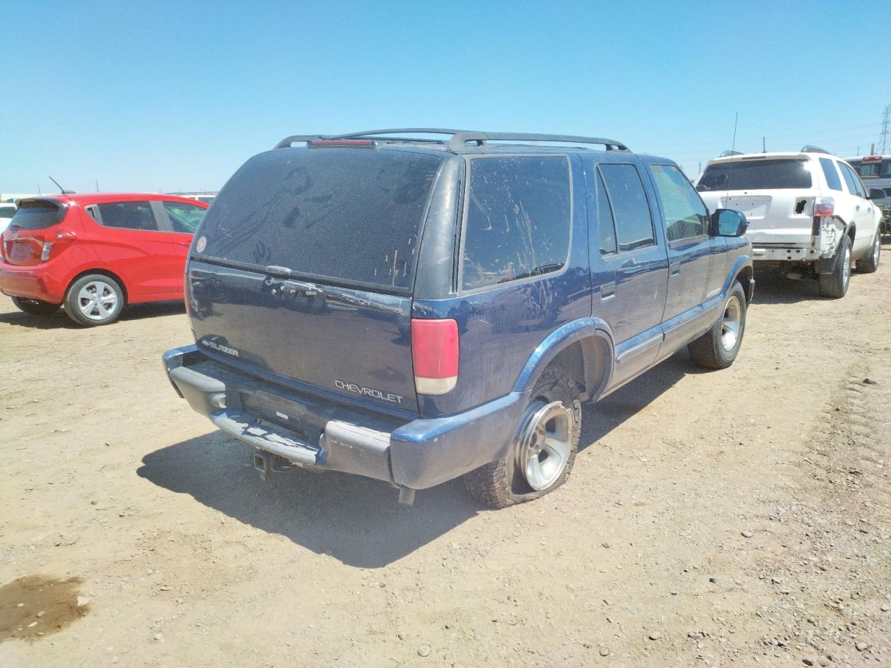 Photo 4 from auction – 2002 CHEVROLET BLAZER with VIN 1GNCS13W62K132353