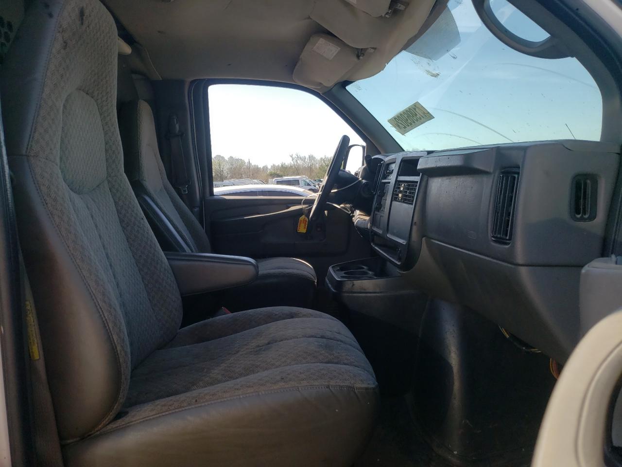 Photo 5 from auction – 2005 CHEVROLET EXPRESS G1 with VIN 1GCFH15T251143643