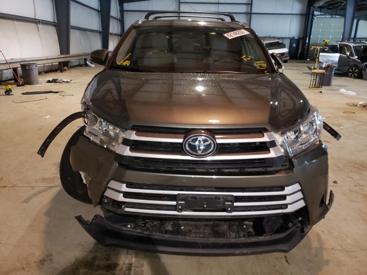 Photo 9 from auction – 2018 TOYOTA HIGHLANDER with VIN 5TDJZRFH8JS493839