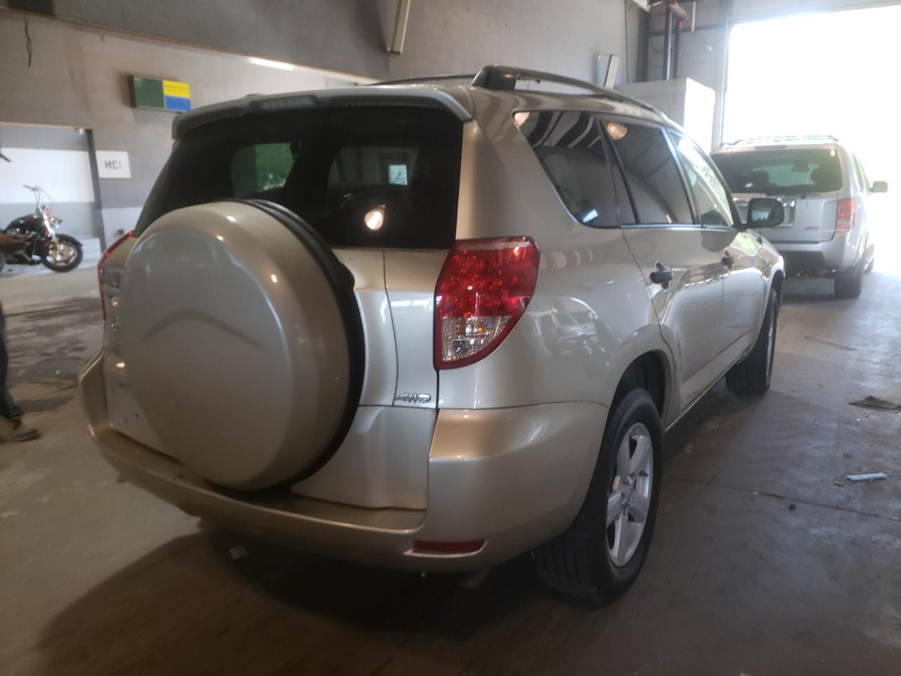 Foto 4 de la subasta – 2007 TOYOTA RAV4 con VIN JTMBD33V776041691