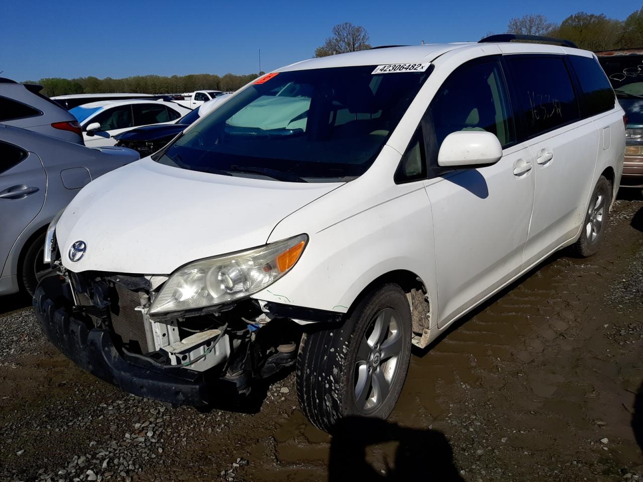 Photo 2 from auction – 2011 TOYOTA SIENNA LE with VIN 5TDKK3DC7BS031853