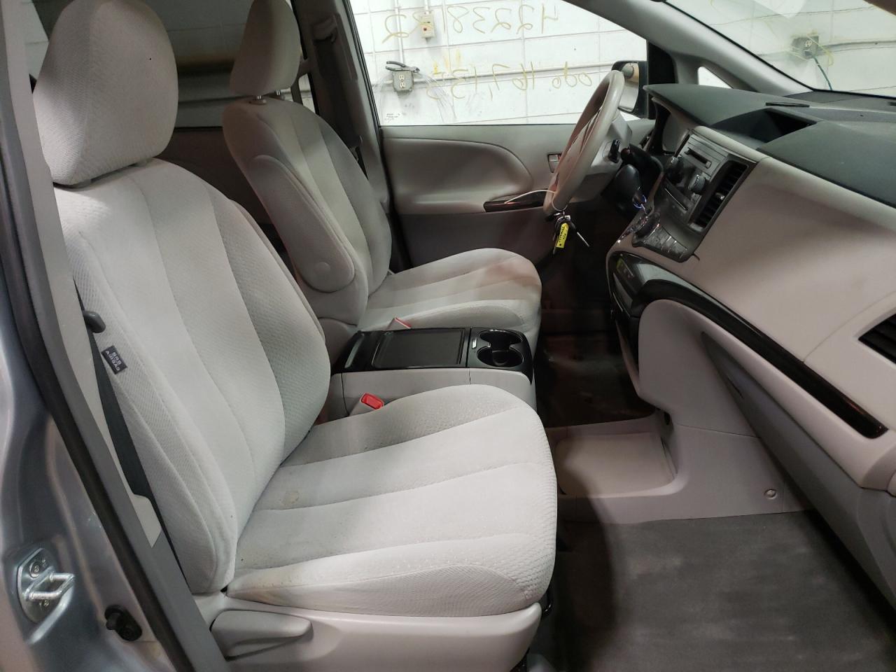 Photo 5 from auction – 2014 TOYOTA SIENNA LE with VIN 5TDKK3DC6ES486617