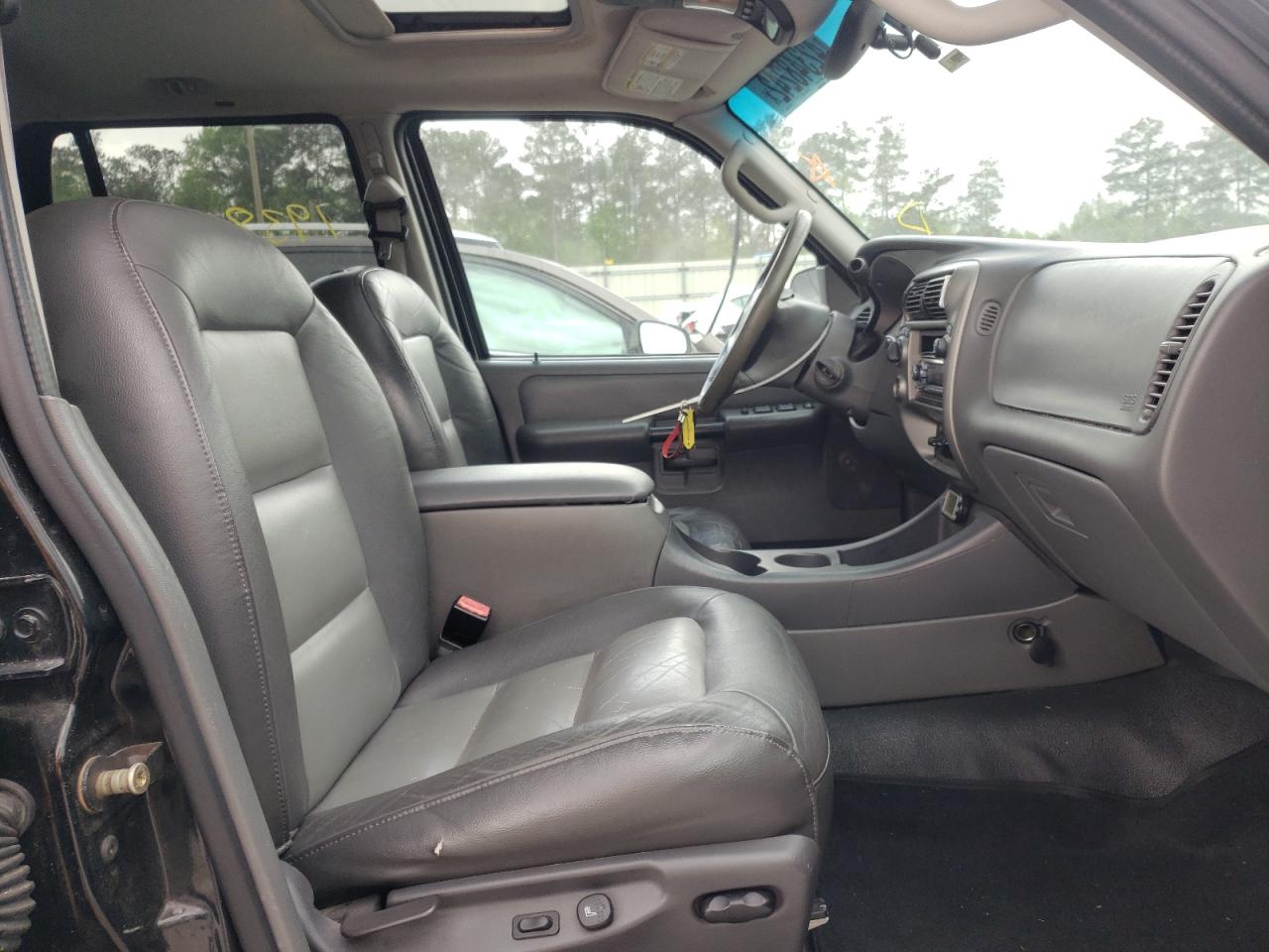 Photo 5 from auction – 2005 FORD EXPLORER S with VIN 1FMDU77K45UB81508