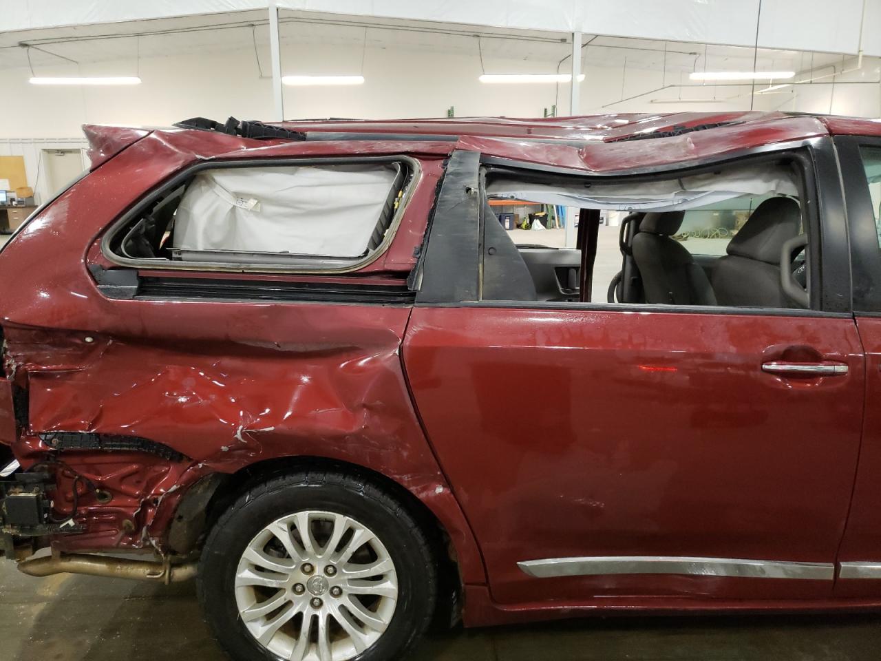 Photo 9 from auction – 2017 TOYOTA SIENNA XLE with VIN 5TDYZ3DC8HS770776