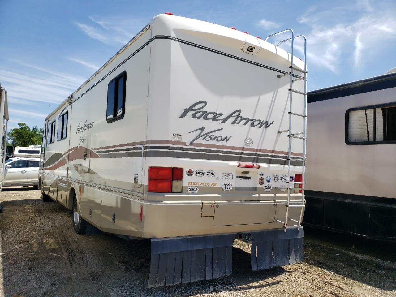 Photo 3 from auction – 2000 FLEETWOOD PACE ARROW with VIN 3FCNF53S7YJA10159