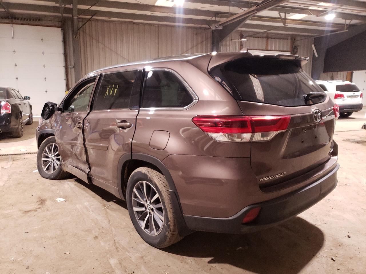 Photo 3 from auction – 2017 TOYOTA HIGHLANDER with VIN 5TDJZRFH8HS446031