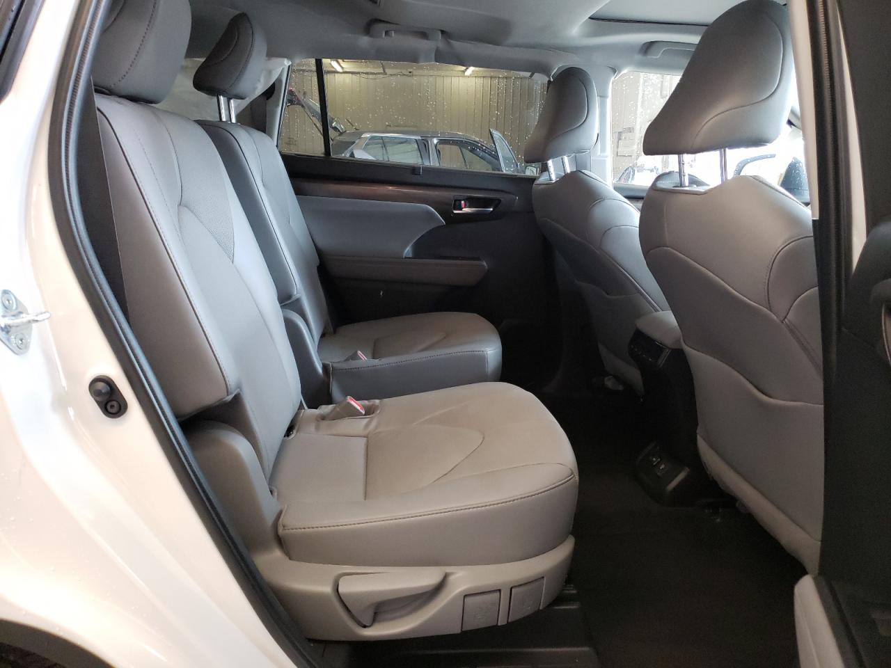 Photo 6 from auction – 2022 TOYOTA HIGHLANDER with VIN 5TDYZRAH5NS105669