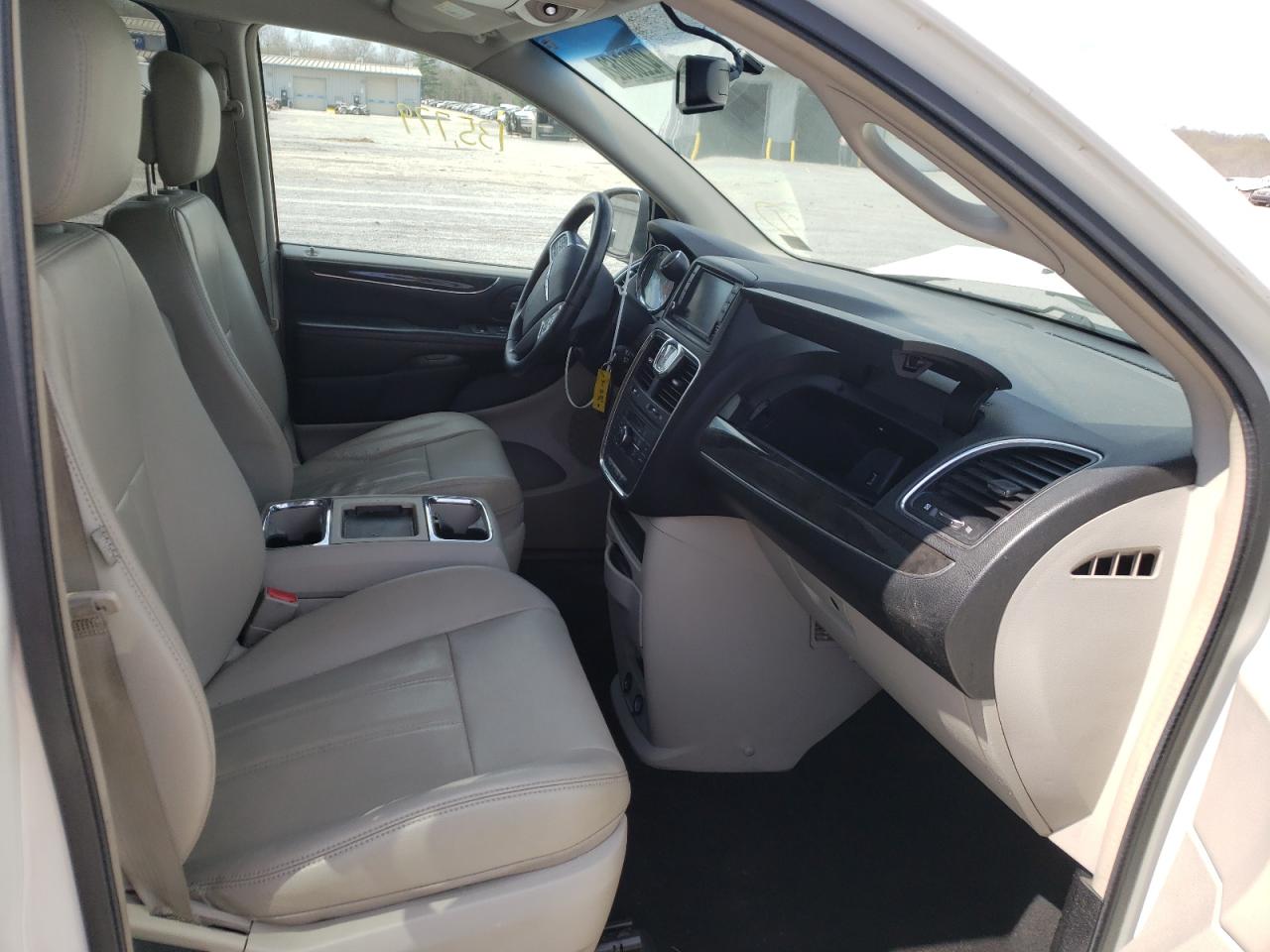 Photo 5 from auction – 2013 CHRYSLER TOWN & COU with VIN 2C4RC1BG3DR518663