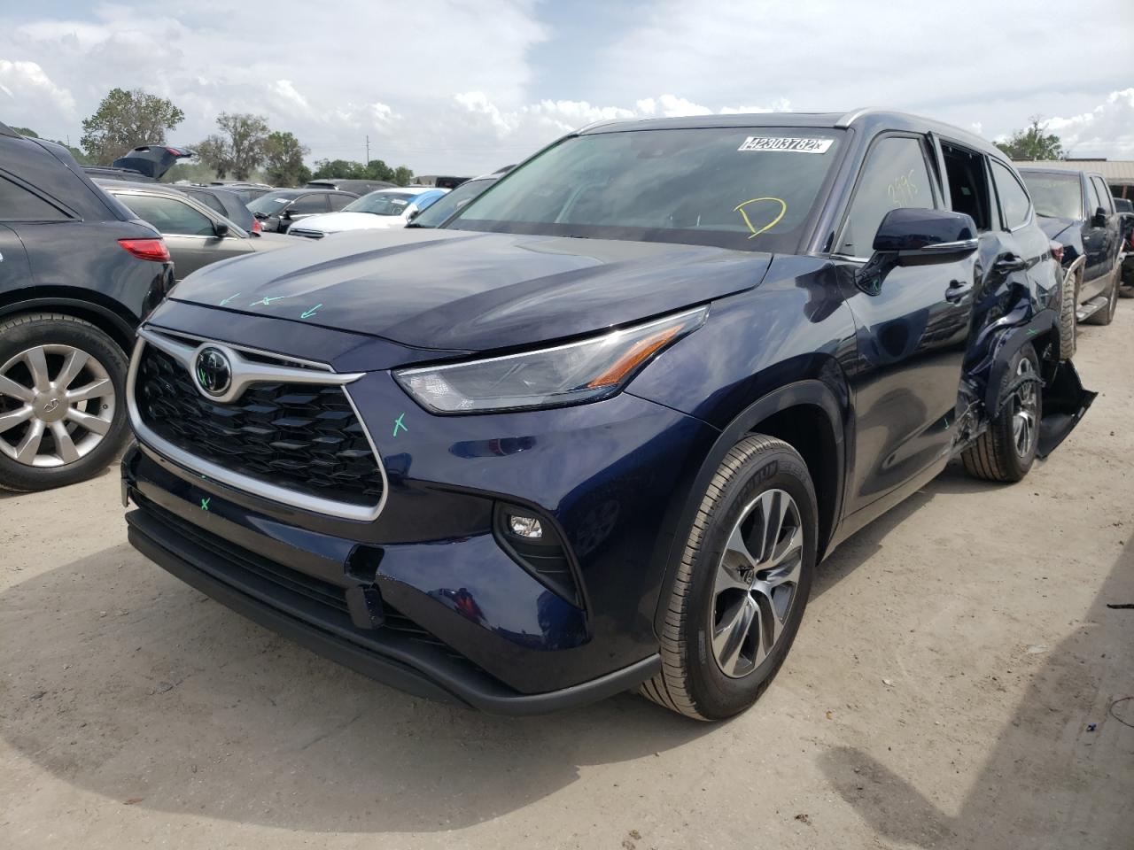 Photo 2 from auction – 2022 TOYOTA HIGHLANDER with VIN 5TDGZRAH4NS541599