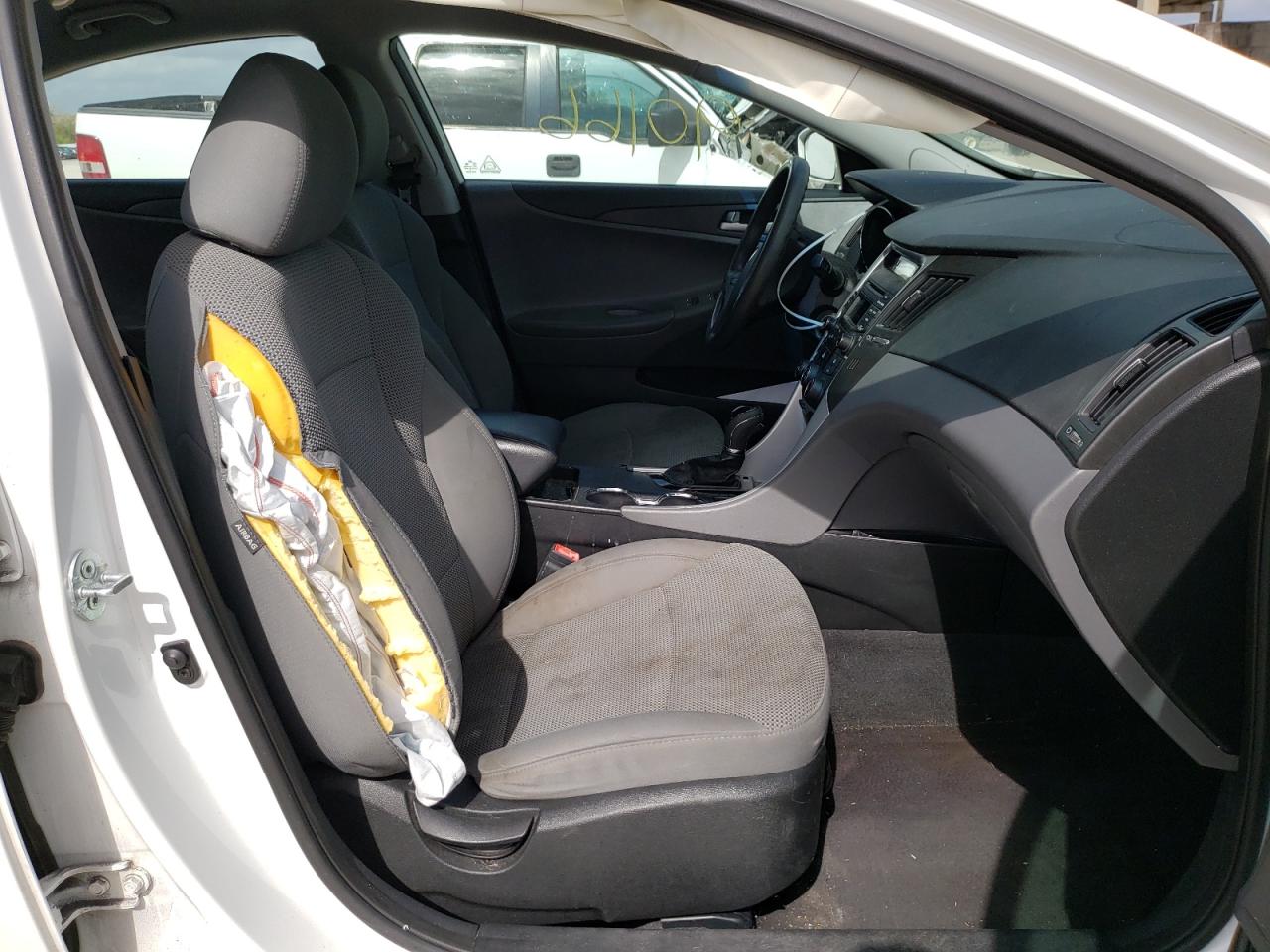 Photo 5 from auction – 2014 HYUNDAI SONATA GLS with VIN 5NPEB4AC4EH864091