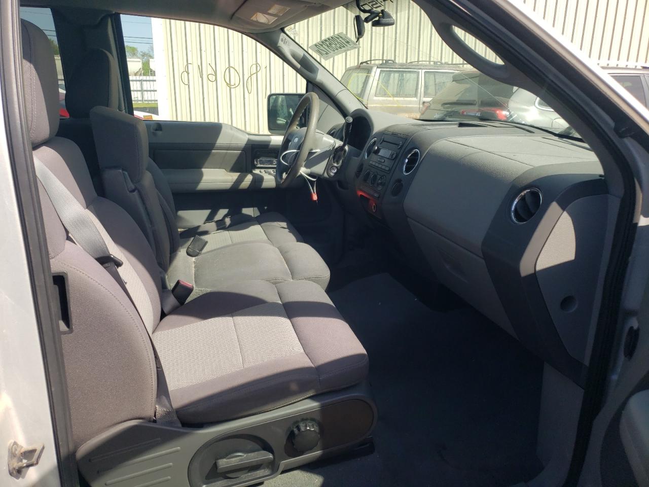 Photo 5 from auction – 2004 FORD F150 with VIN 1FTRX12W34NA29611