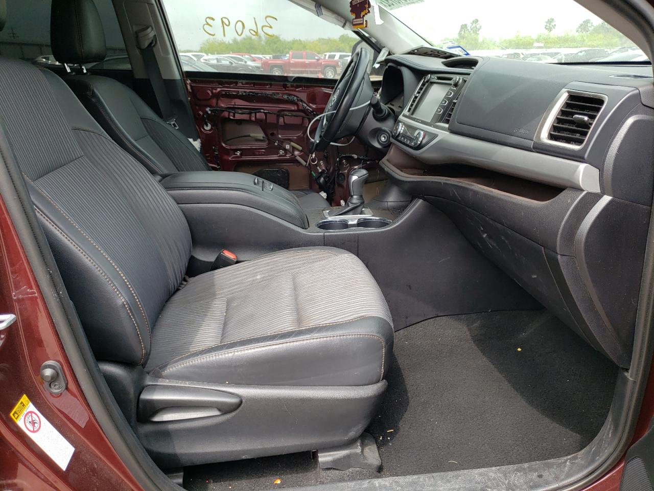 Photo 5 from auction – 2019 TOYOTA HIGHLANDER with VIN 5TDZZRFH9KS369518