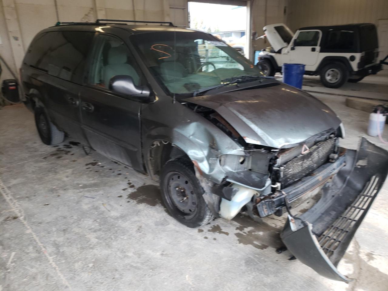 CHRYSLER TOWN & COU 2002 with VIN 2C8GP44352R783832 - Photo from auction