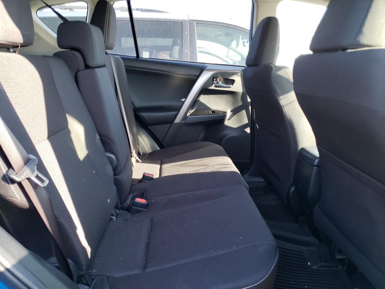 Photo 6 from auction – 2017 TOYOTA RAV4 XLE with VIN JTMRFREV5HJ707339