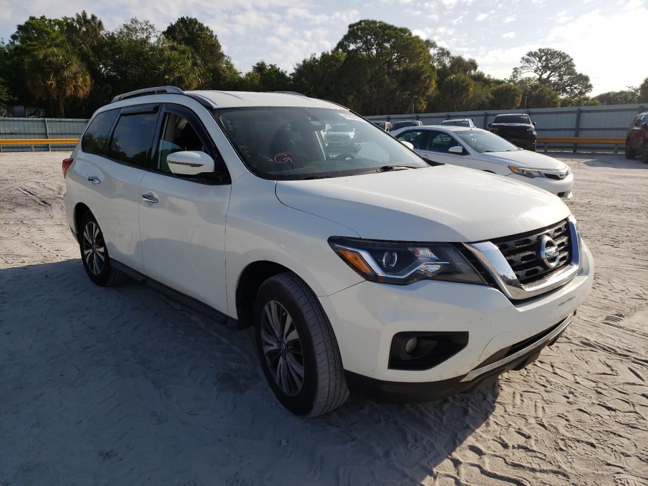 NISSAN PATHFINDER 2017 with VIN 5N1DR2MM7HC616462 - Photo from auction