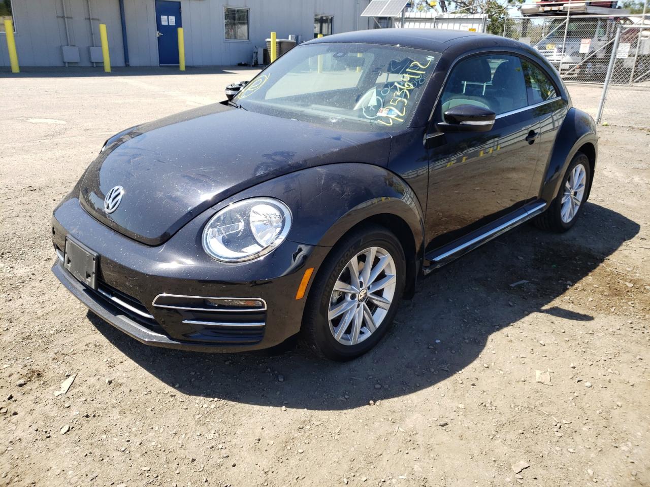 Photo 2 from auction – 2018 VOLKSWAGEN BEETLE SE with VIN 3VWJD7AT5JM708055