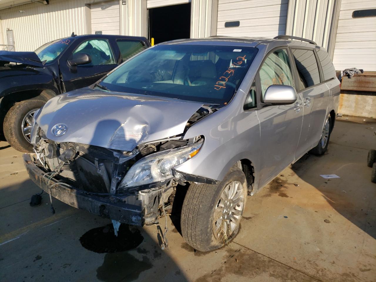 Photo 2 from auction – 2013 TOYOTA SIENNA XLE with VIN 5TDYK3DC0DS370175