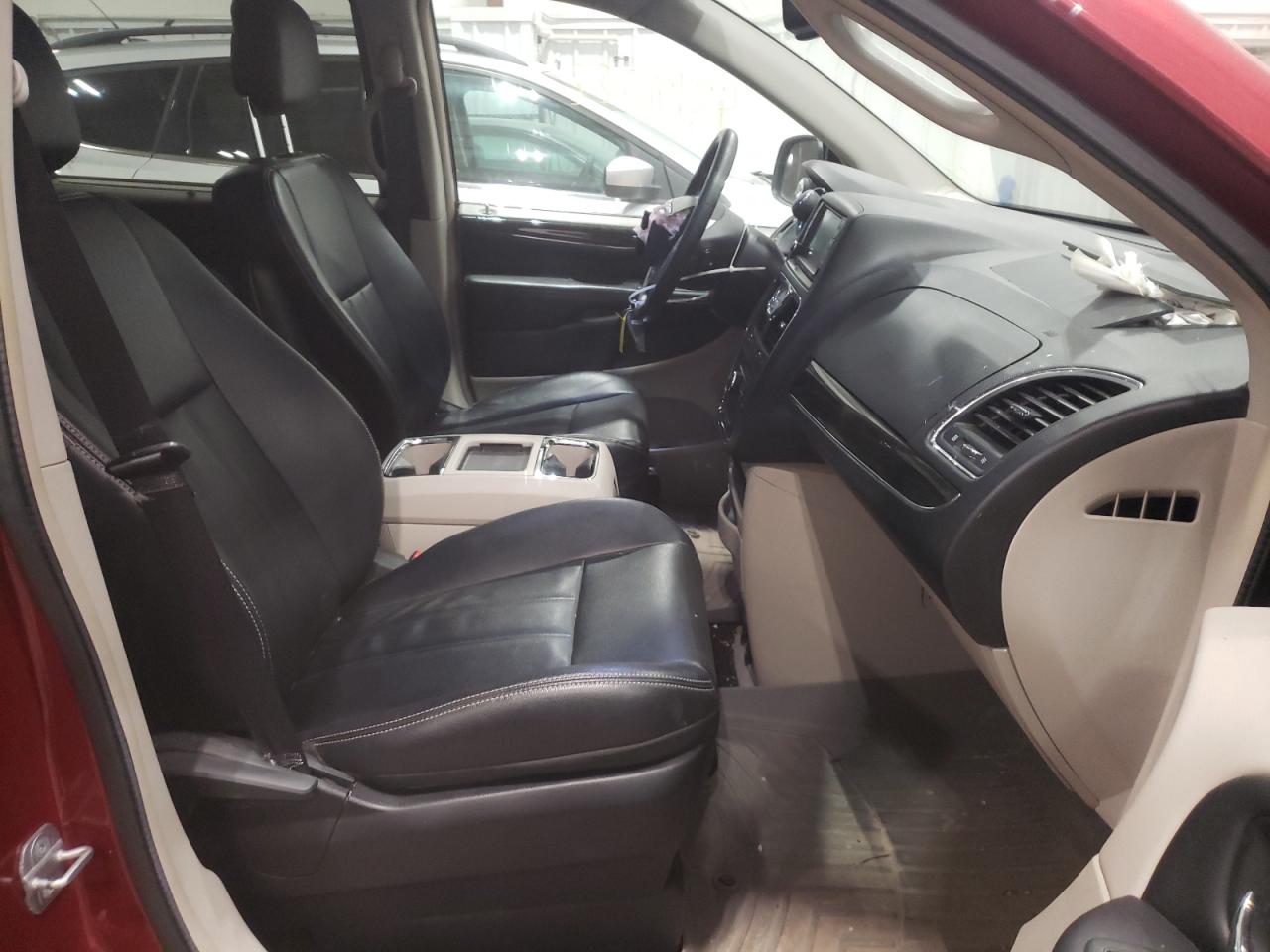 Photo 5 from auction – 2013 CHRYSLER TOWN & COU with VIN 2C4RC1BG4DR802092