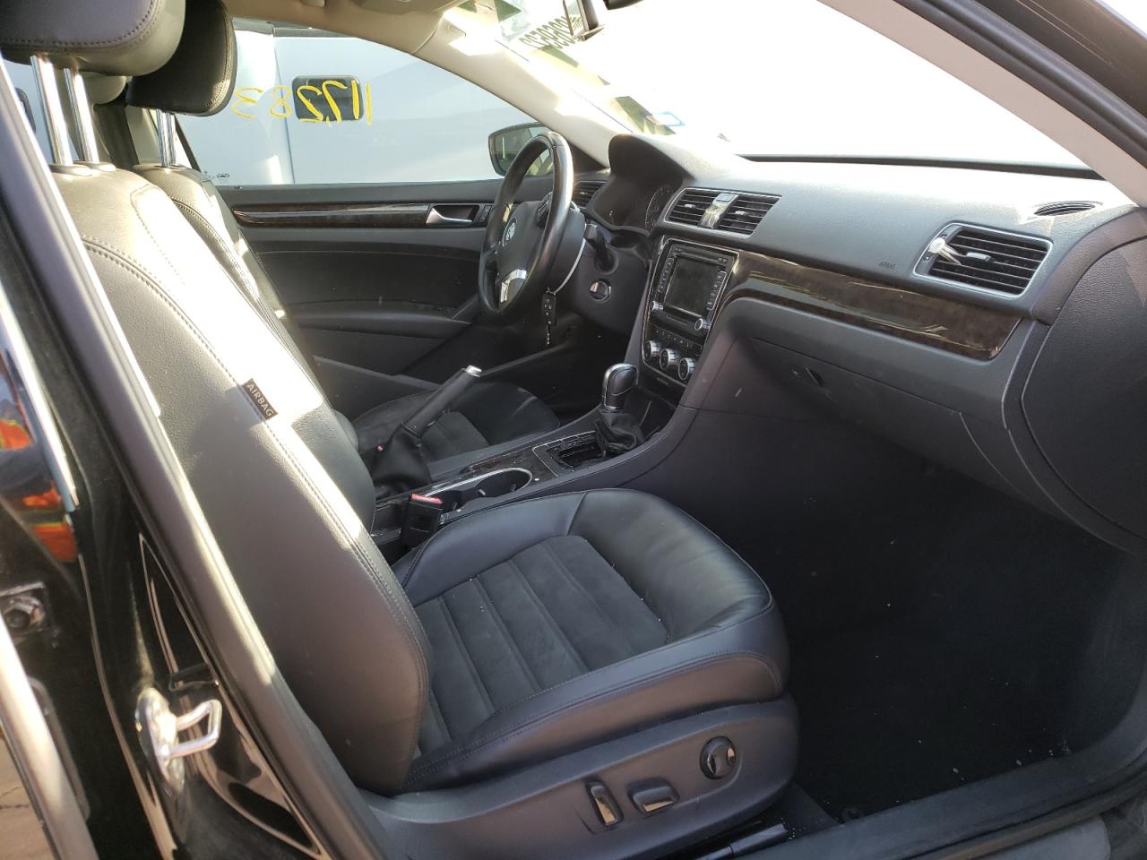 Photo 5 from auction – 2015 VOLKSWAGEN PASSAT SEL with VIN 1VWCS7A35FC017695