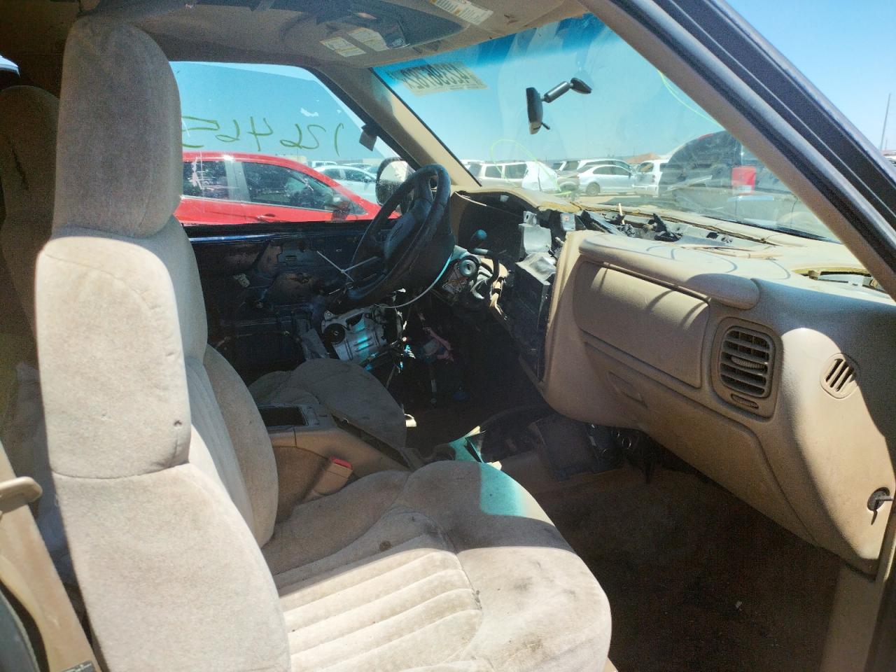 Photo 5 from auction – 2002 CHEVROLET BLAZER with VIN 1GNCS13W62K132353