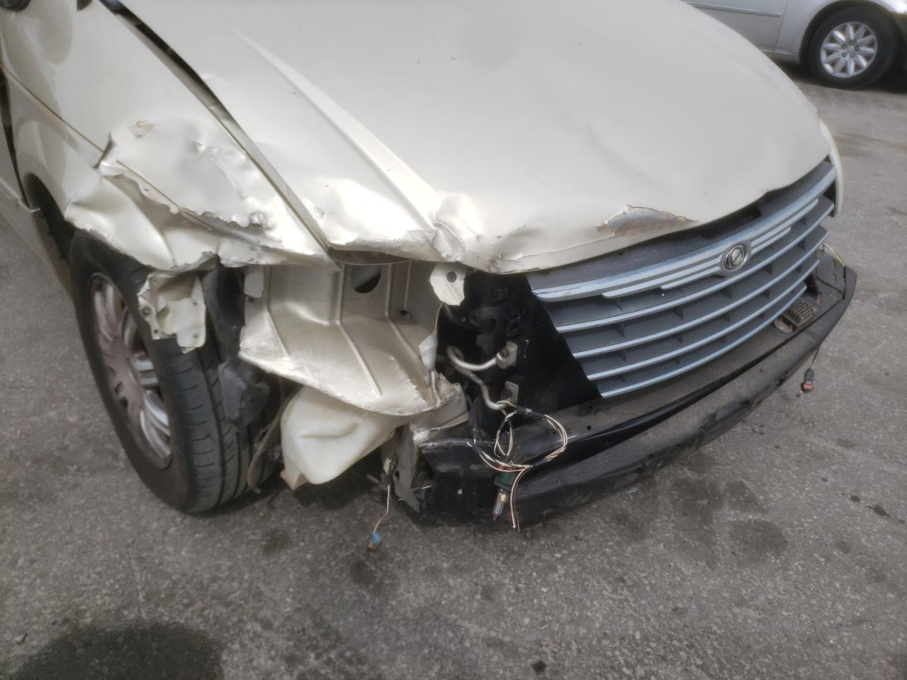 Photo 9 from auction – 2005 CHRYSLER TOWN & COU with VIN 2C4GP54L45R511512