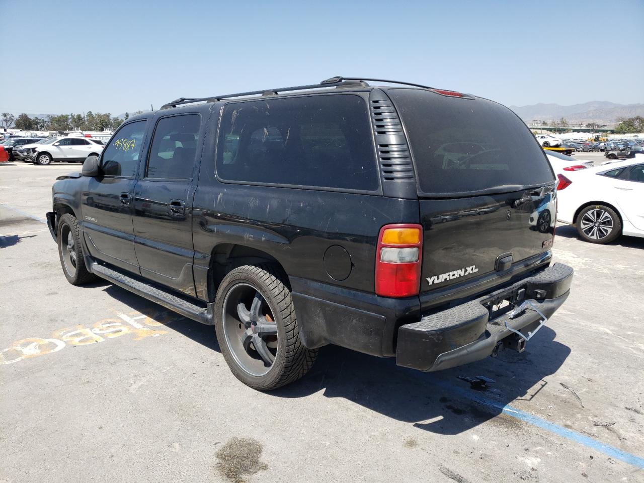 Photo 3 from auction – 2002 GMC DENALI XL with VIN 1GKFK66U92J326351