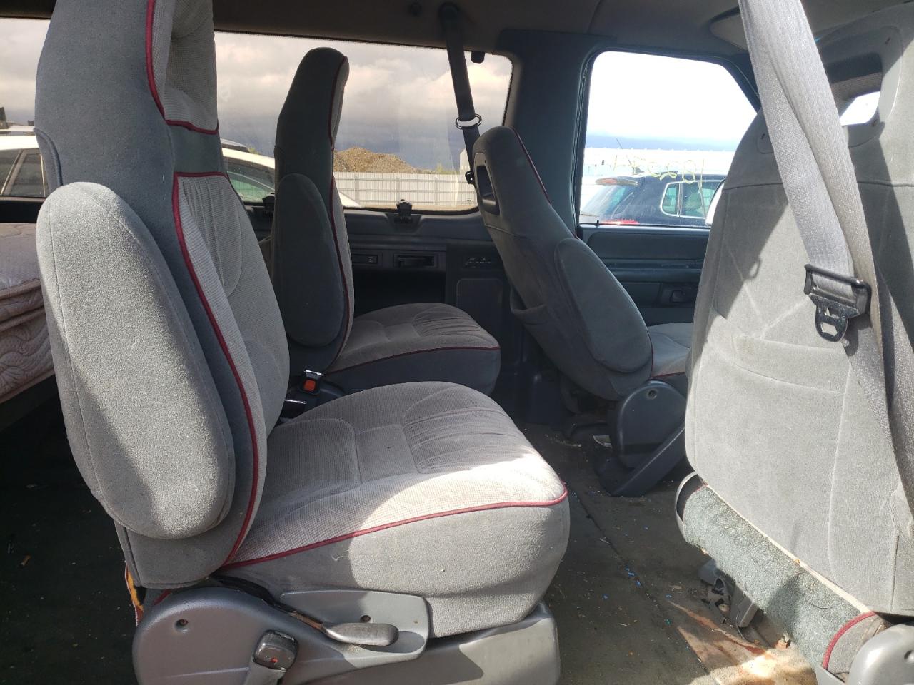 Photo 6 from auction – 1994 FORD E150 with VIN 1FMEE11H0RHA46729