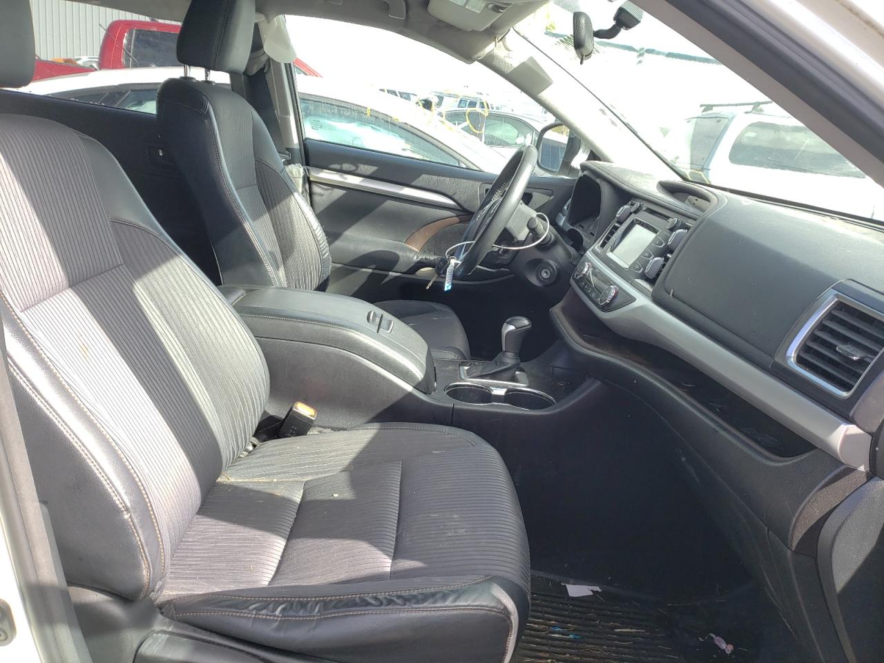 Photo 5 from auction – 2014 TOYOTA HIGHLANDER with VIN 5TDBKRFH4ES007123